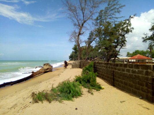 Les dégâts de l'avancée de la mer à Agoué