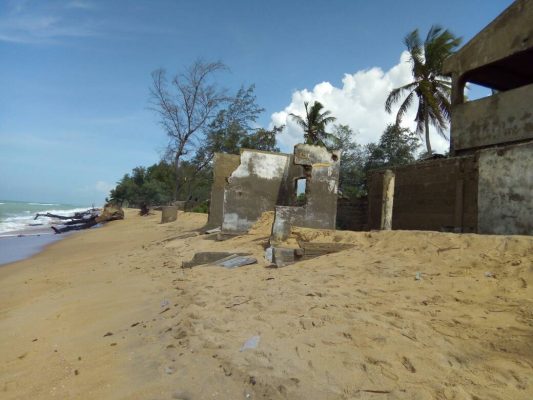 Les dégâts de l'avancée de la mer à Agoué